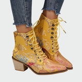 Botins de couro com flores